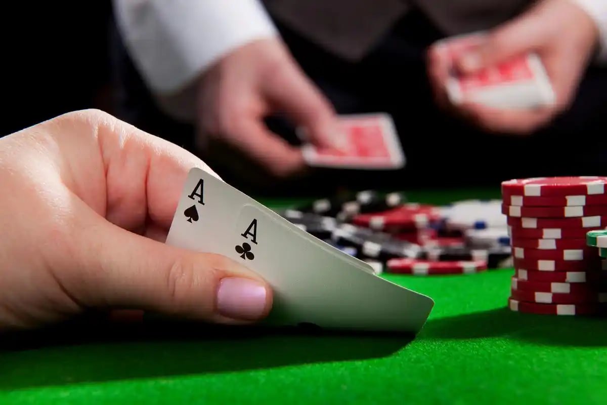 Antarmuka aplikasi mobile big7777 menampilkan menu sportsbook dan permainan live-dealer